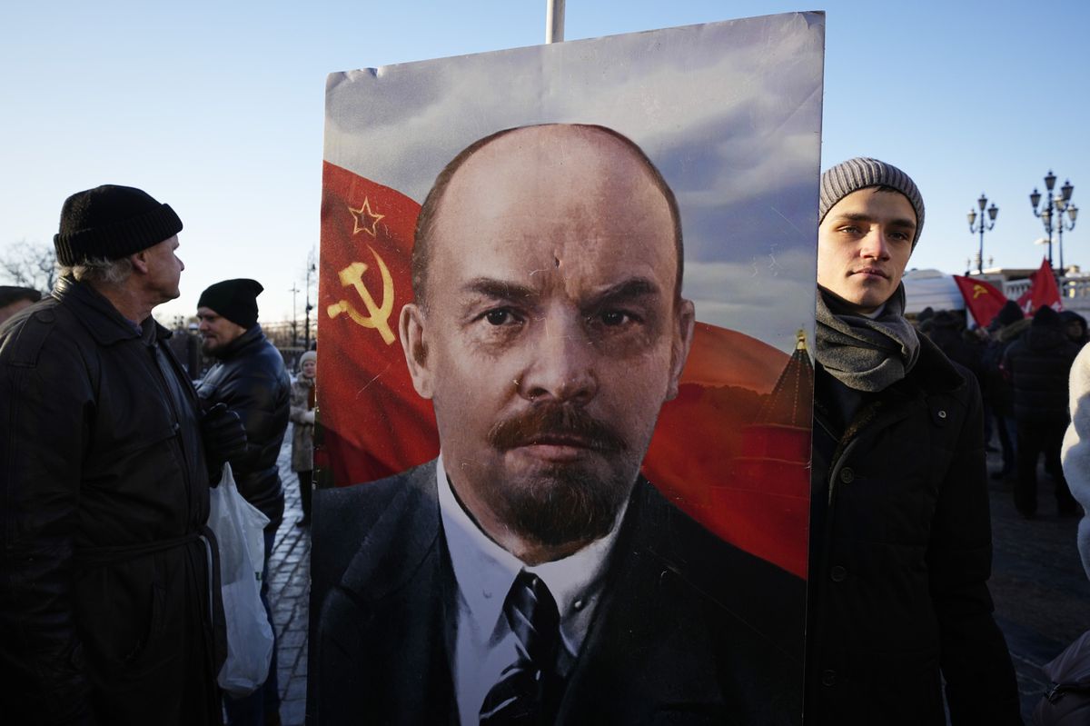 Vor seinem Tod habe Lenin begriffen, dass Russland gar nicht bereit gewesen sei für den Sozialismus: Russische kommunistische Anhänger tragen am Jahrestag in Moskau ein Lenin-Porträt. 