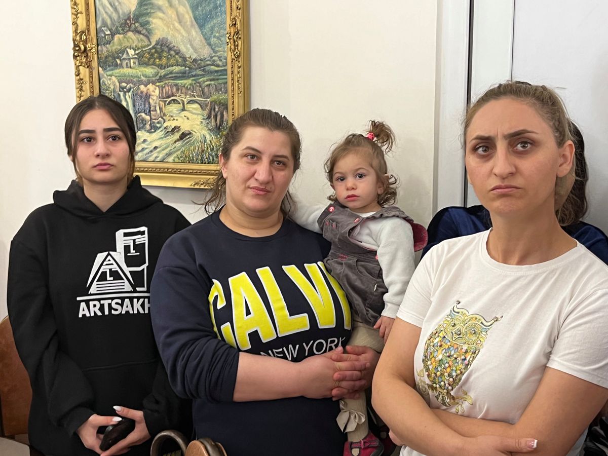 Flüchtlinge aus dem nicht mehr existierenden Staat «Arzach» in einem kirchlichen Flüchtlingsheim bei Jerewan: Alle hoffen noch auf eine baldige Rückkehr in die Heimat, obwohl das völlig unrealistisch scheint. 