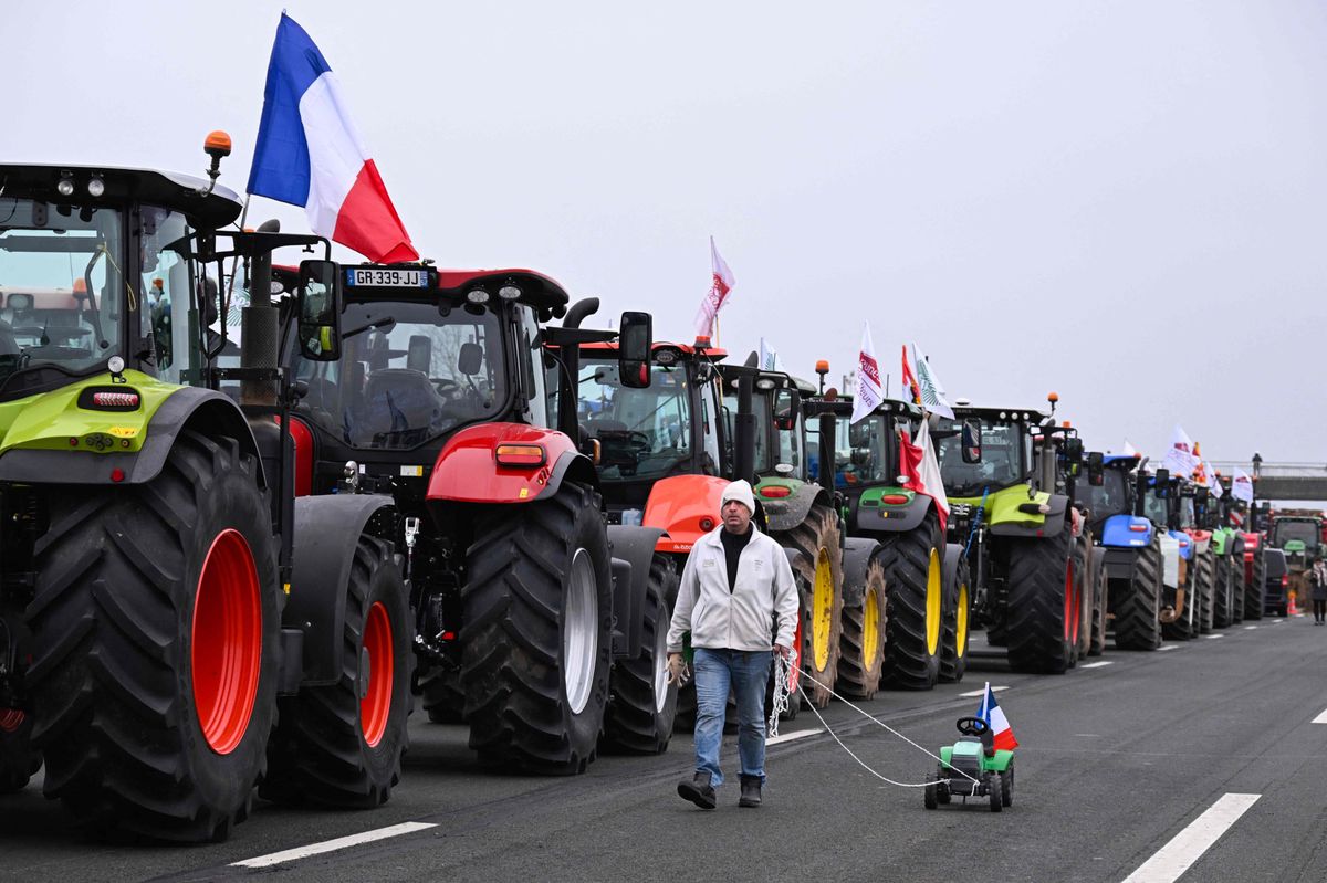 Kein Durchkommme: Die Autobahn A4 nach Paris ist blockiert. Ein Landwirt geht an aufgereihten Traktoren vorbei. 