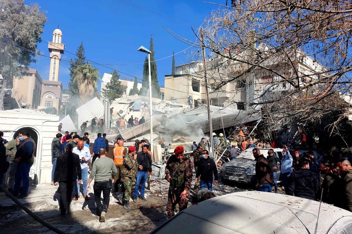 Menschen versammeln sich neben Trümmern in Damaskus. (20. Januar 2024)