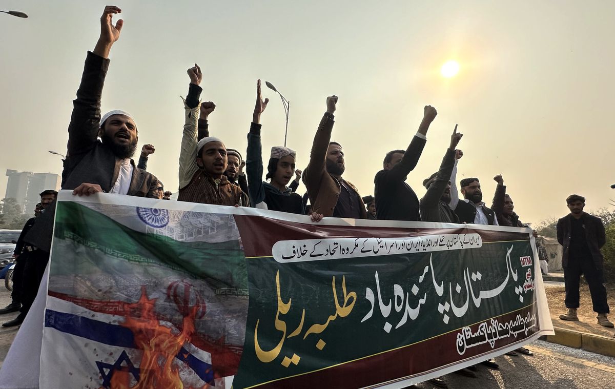 Pakistaner demonstrieren in der Hauptstadt Islamabad gegen den iranischen Militärschlag.