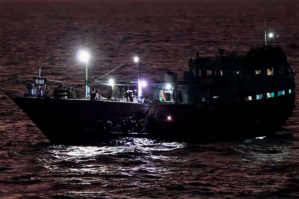Ein iranisches Fischerboot, nachdem es von der indischen Marine vor der somalischen Küste von somalischen Piraten befreit worden ist.