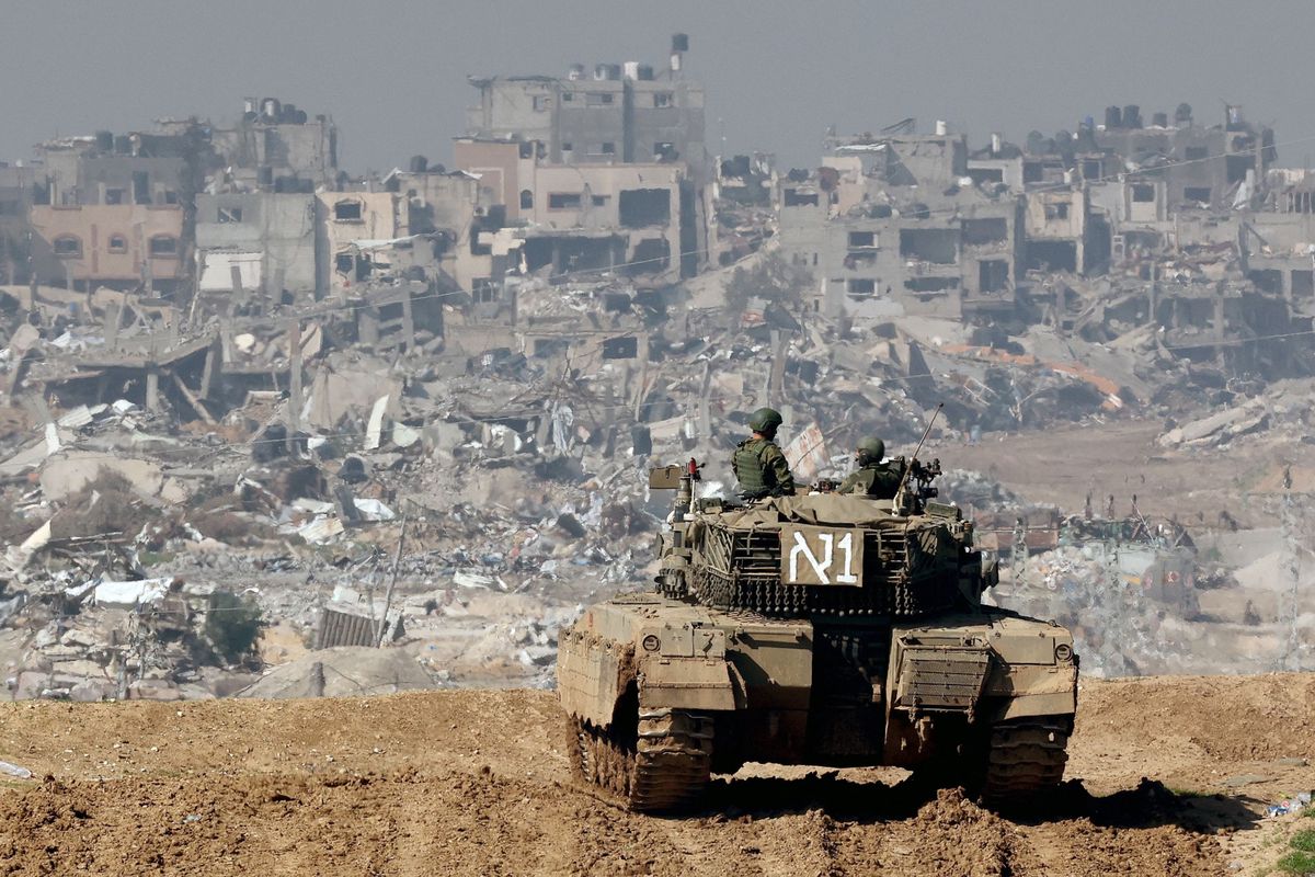 Ein Konzept für die Zukunft des Gazastreifens fehlt: Ein israelischer Panzer vor zerstörten Gebäuden. 