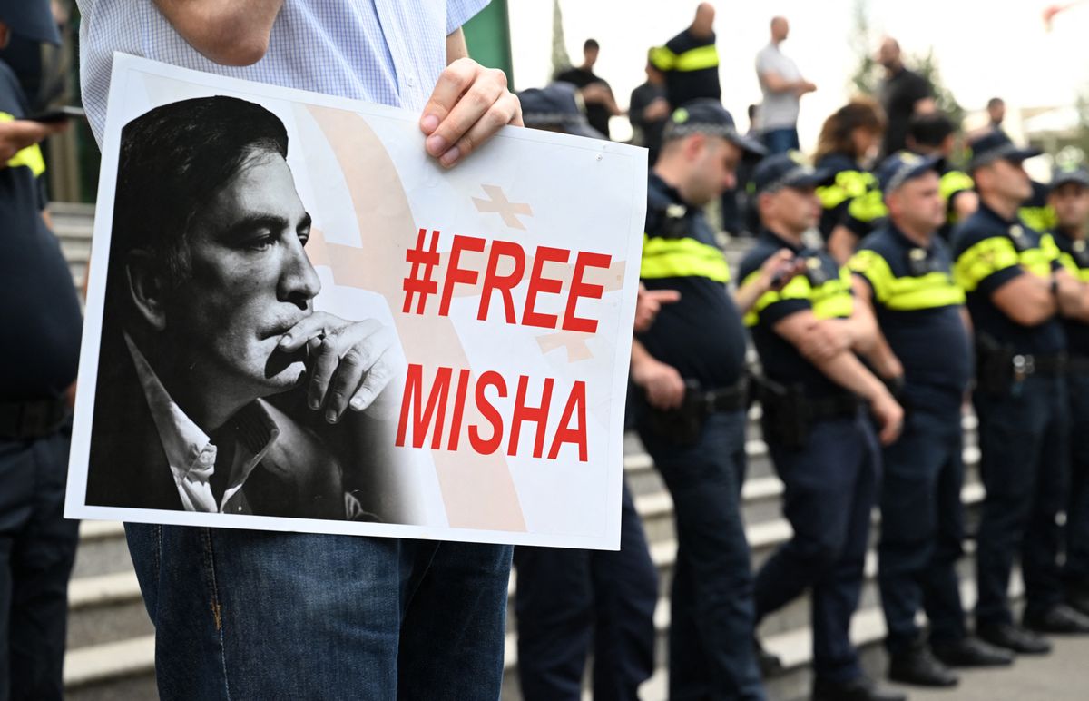 Die Mehrheit der Georgier wünscht sich heute gemäss Umfragen Saakaschwilis Freilassung, genauso wie sich die Mehrheit weiterhin den EU-Beitritt wünscht: Saakaschwili-Anhänger an einer Versammlung im Juli 2023 in Tiflis. 