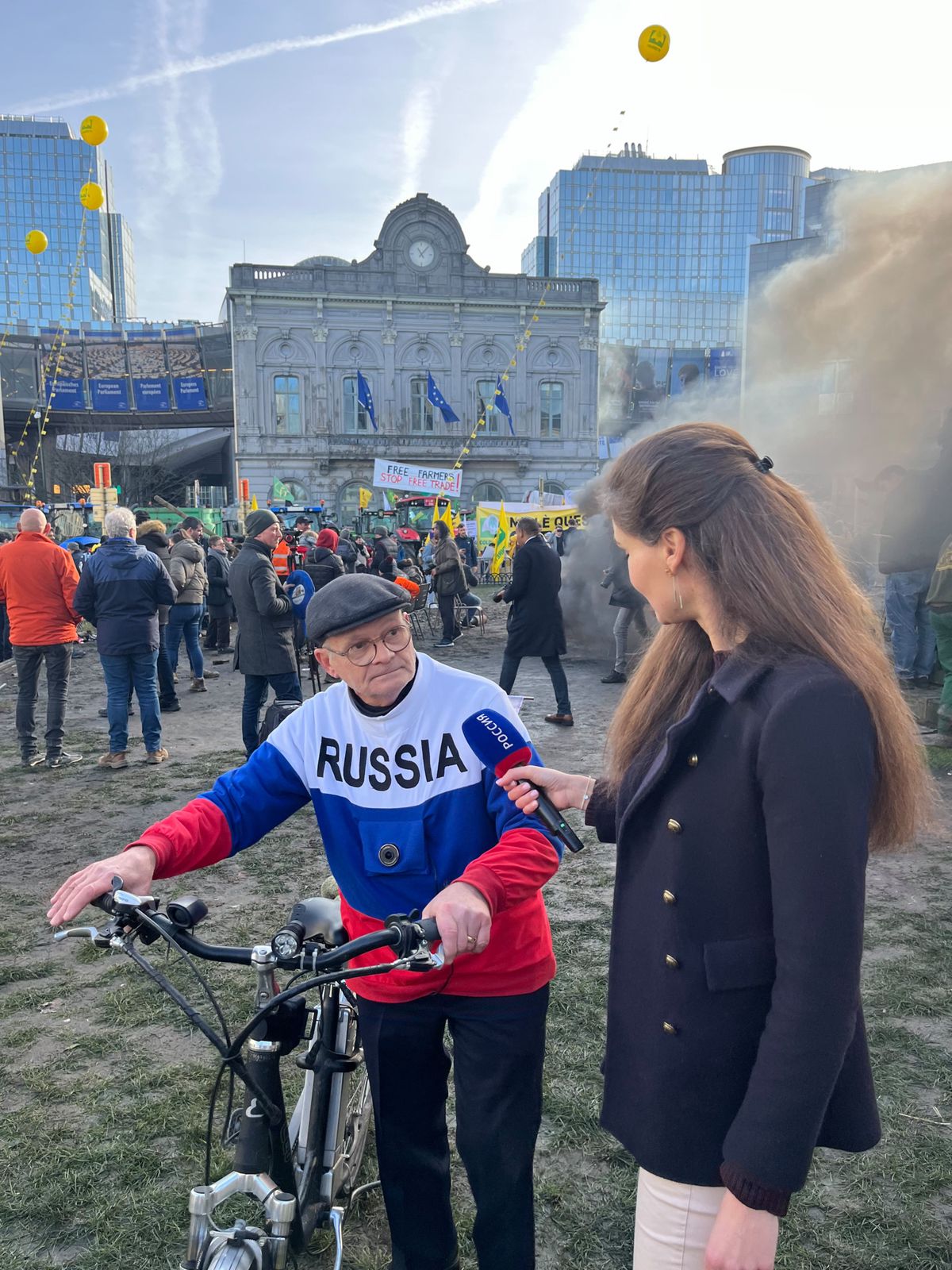 Das russische Fernsehen nutzt die wütenden Bauernproteste letzte Woche im Brüsseler Europaviertel als Kulisse für ein Interview mit einem Passanten im passenden T-Shirt. 