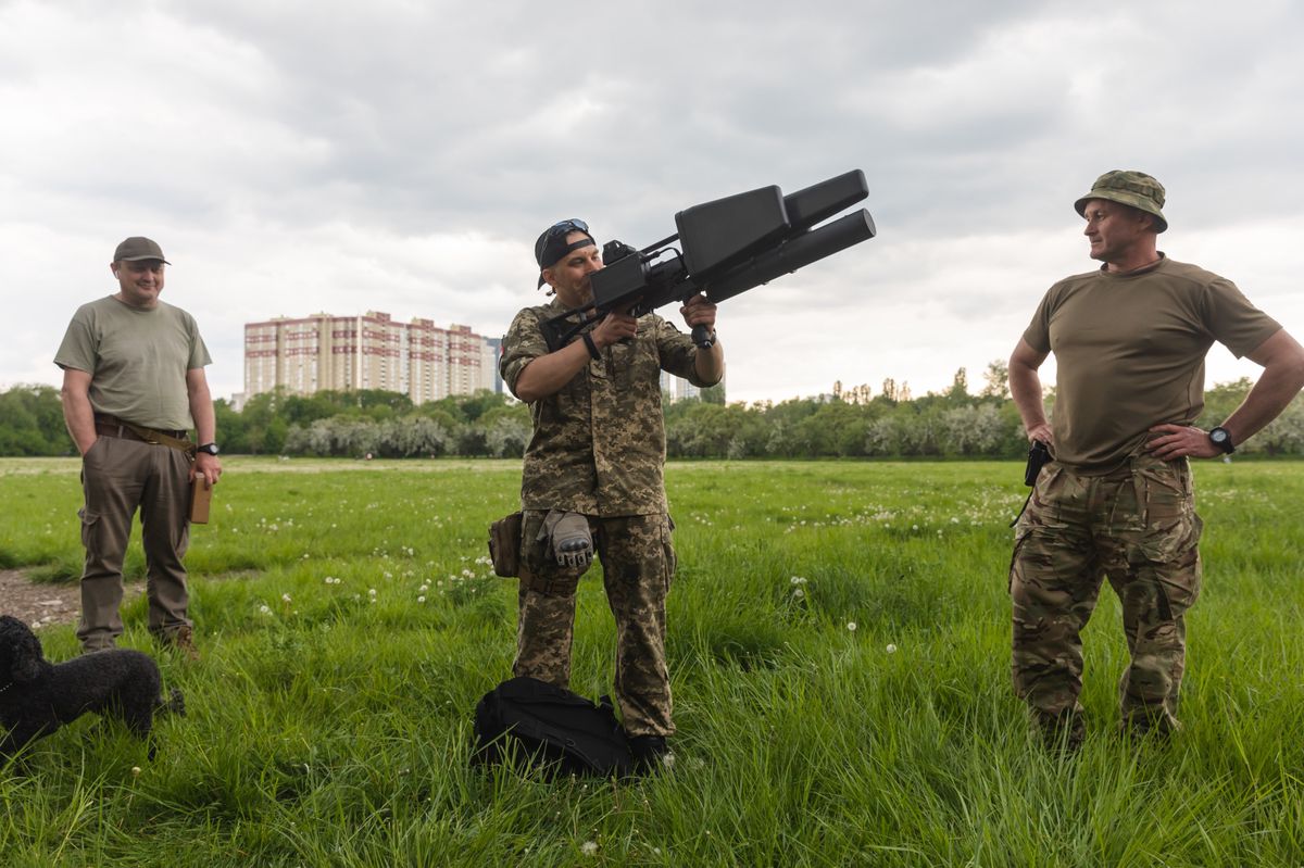 Ein ukrainischer Soldat demonstriert die Funktionsweise eines tragbaren Anti-Drohnen-Störsenders.