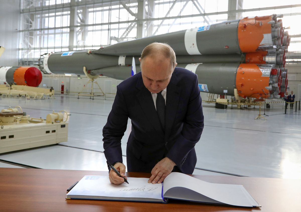 Wladimir Putin unterschreibt im April 2022 im Gästebuch im Vostochny Cosmodrome, einer Raketenfabrik ausserhalb von Tsiolkovsky. 