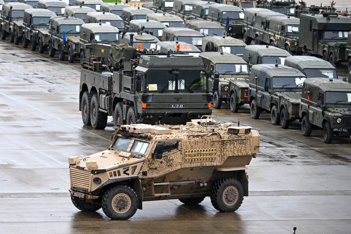 Vorbereitung für «Steadfast Defender»: Militärfahrzeuge werden in Marchwood, Grossbritannien, verladen.