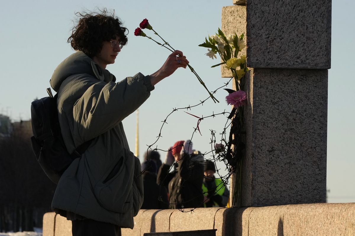 Improvisierte Gedenkstätte für Alexei Nawalny: Personen legen in Sankt Petersburg Blumen nieder bei einem Denkmal zu Ehren der Opfer der politischen Repressionen in der Sowjetzeit.