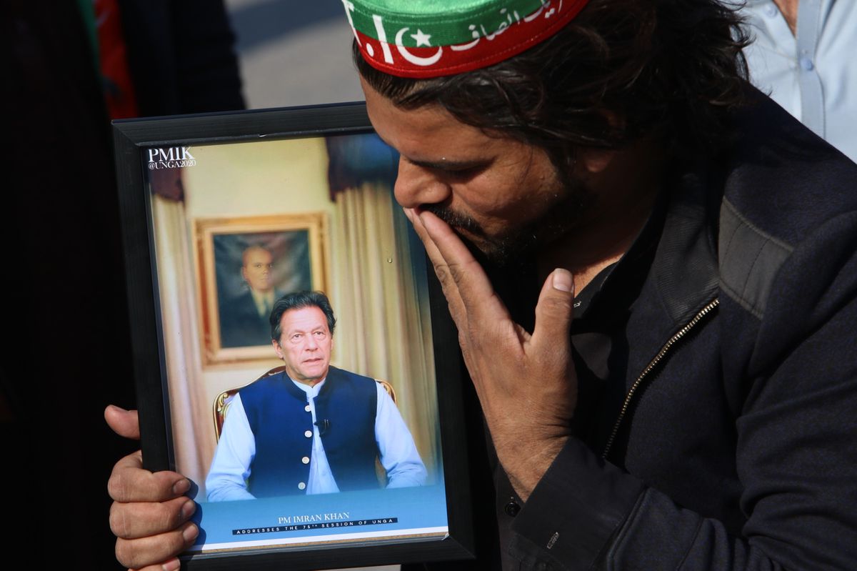 Jetzt ist der Wahlsieg amtlich: Ein PTI-Anhänger mit einem Bild von Imran Khan.  