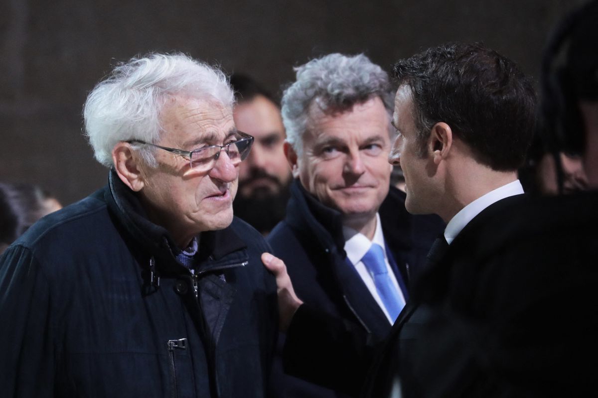 Präsident Macron spricht mit Georges Duffau Epstein, dem Sohn von Joseph Epstein, welcher Mitglied der Manouchian-Widerstandsgruppe war. (21. Februar 2024)