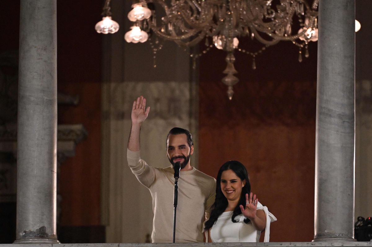 Er kommt an beim Volk: El Salvadors Präsident Nayib Bukele und seine Frau Gabriela Rodríguez de Bukele in der Wahlnacht.