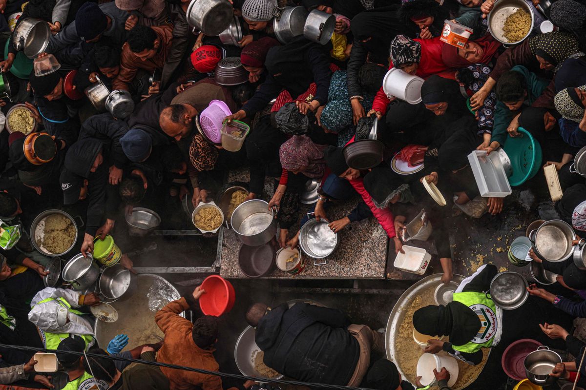 Ein Grossteil der Bevölkerung ist in den Süden geflüchtet: Essensausgabe in einem Flüchtlingscamp in Rafah an der Grenze zu Ägypten.