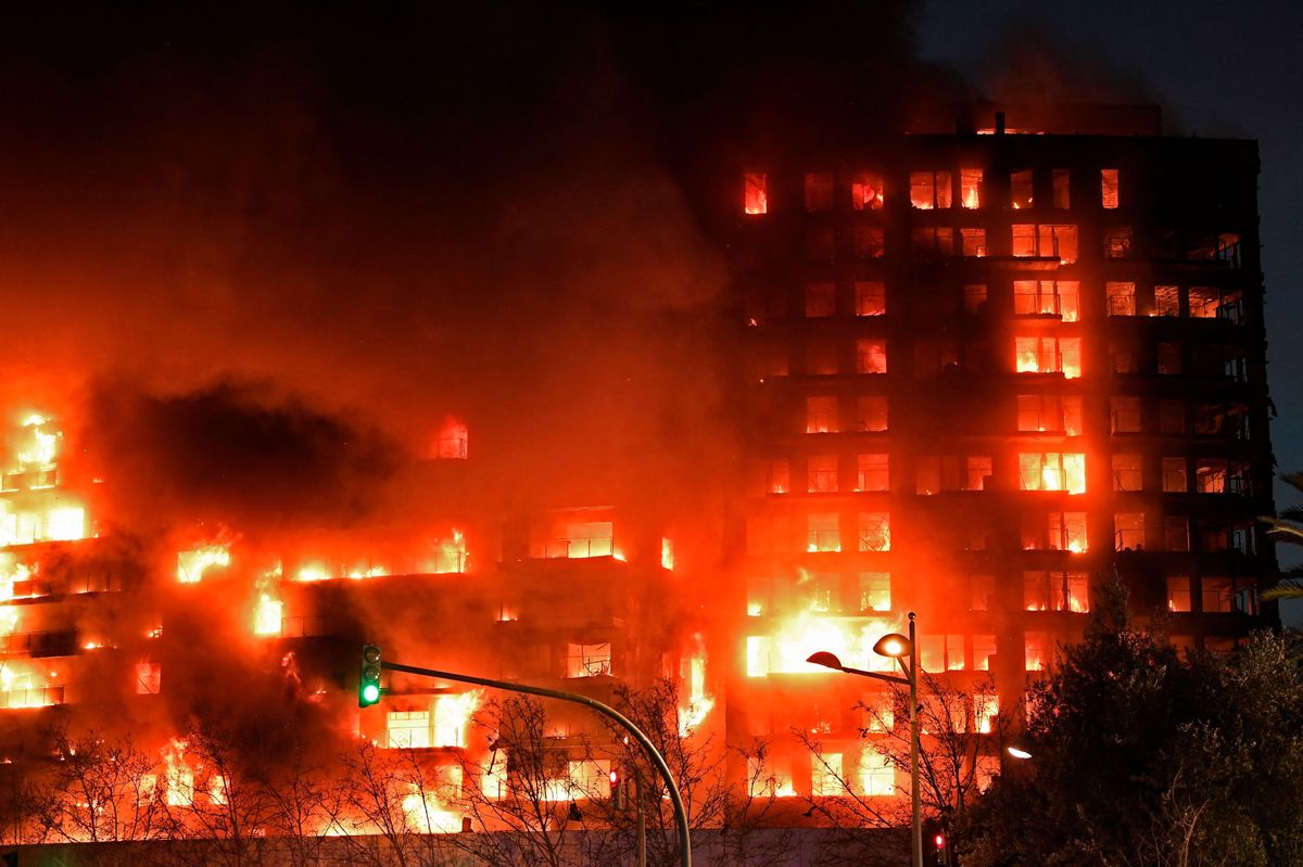 22 Feuerwehrteams kämpften gegen den starken Wind an, um den Brand zu bekämpfen. Die Flammen griffen auf alle 14 Etagen des Hochhauses über. (22. Februar 2024) 