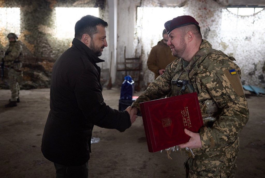 Der ukrainische Präsident Wolodimir Selenski besucht die Truppen und zeichnet Soldaten aus. (19. Februar 2024)