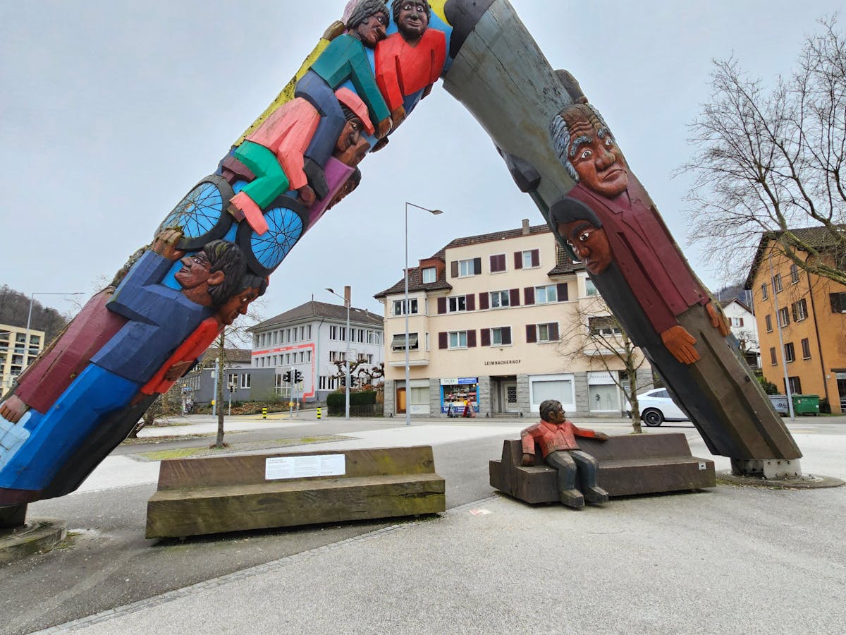 Der Kiosk befindet sich in Zürich-Leimbach gegenüber von diesem Kunstwerk.