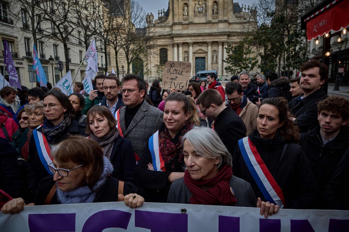 Am Ende hat der Druck etwas gebracht: Protestierende vor dem französischen Senat fordern die Festschreibung des Schwangerschaftsabbruchs im Grundgesetz.