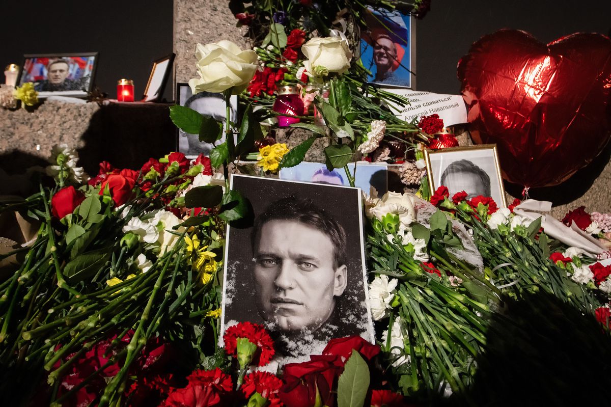 In Russland legten Hunderte Menschen an improvisierten Gedenkorten Fotos von Nawalny und Blumen nieder. Szene aus St. Petersburg.