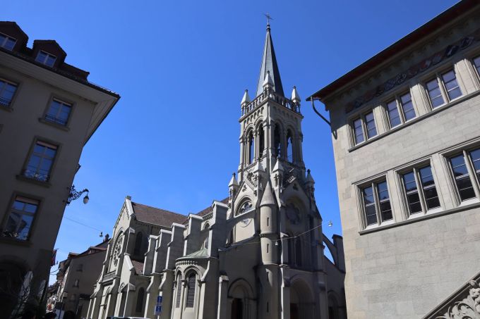 Die katholische Kirche St. Peter und Paul, daneben das Rathaus in der Altstt von Bern.