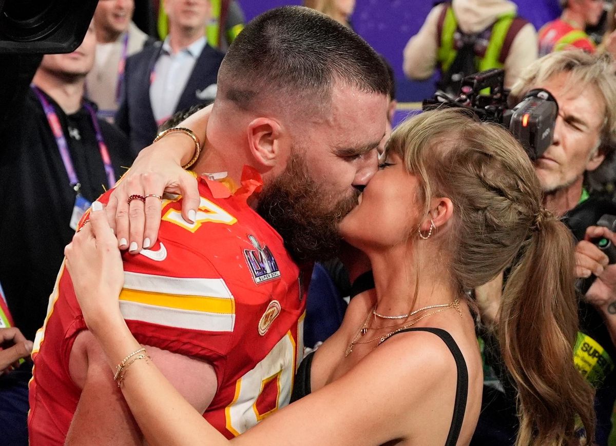 Kuss für den siegreichen Freund: Taylor Swift und Travis Kelce von den Kansas City Chiefs nach der NFL Superbowl am 11. Februar in Las Vegas.