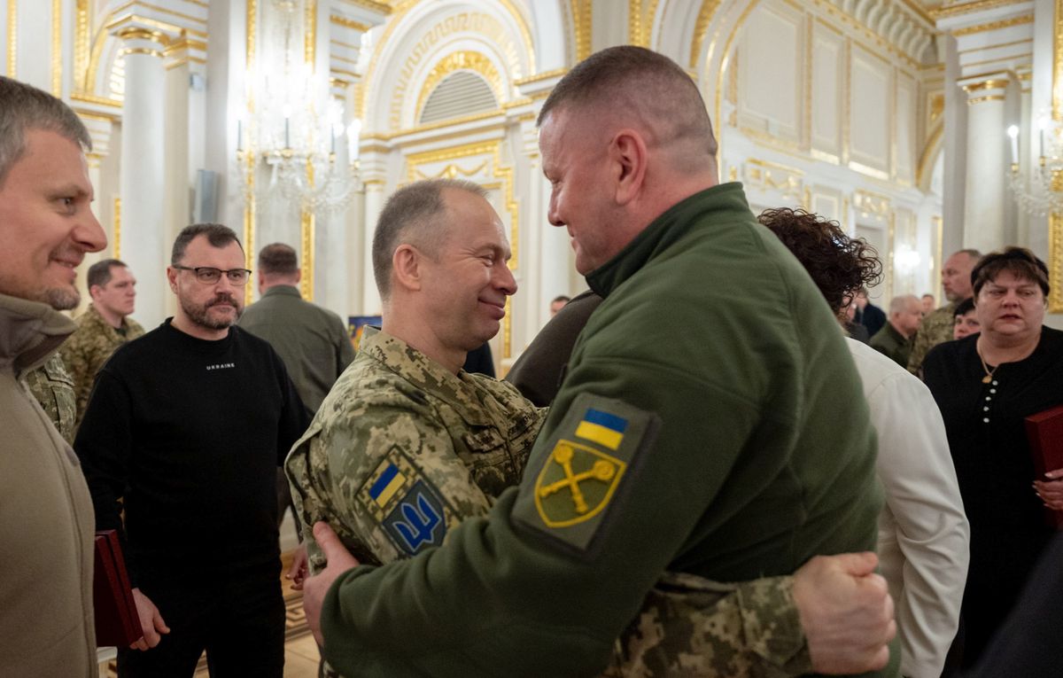 Zwei Offiziere, zwei Denkschulen: Olexander Sirski (links) ersetzt nun Waleri Saluschni (rechts) als Chef der ukrainischen Armee.