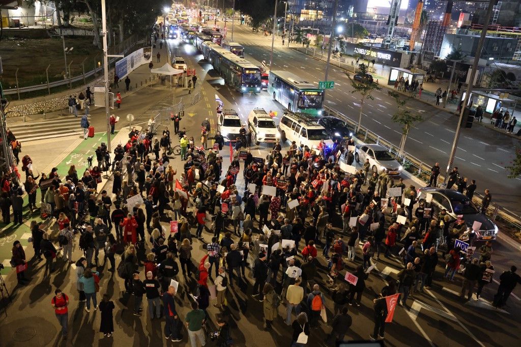 In Tel Aviv demonstrieren Hunderte Menschen für einen Deal, um die Freilassung der im Gazastreifen festgehaltenen Geiseln zu erreichen. (8. Februar 2024)