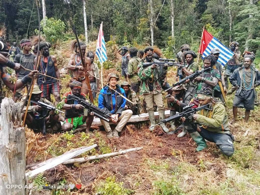 Phillip Mehrtens im März 2023, wenige Wochen nach seiner Entführung auf der Insel Neuguinea, auf einem von den Rebellen verbreiteten Foto. Die Morgenstern-Flagge in der Hand der Separatisten ist ein Symbol für die Unabhängigkeit der Region Westpapua.