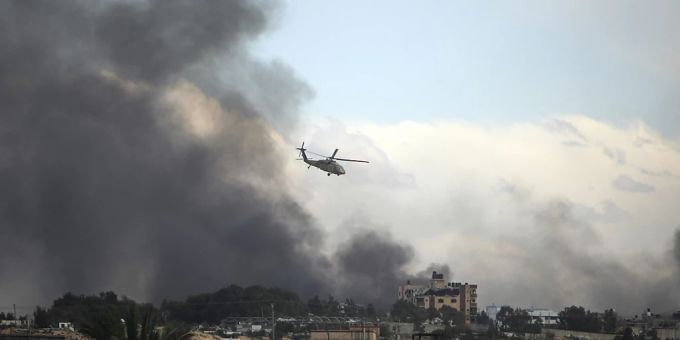 dpatopbilder - Ein israelischer Hubschrauber fliegt über Chan Junis. Foto: Mohammed Dahman/AP/dpa