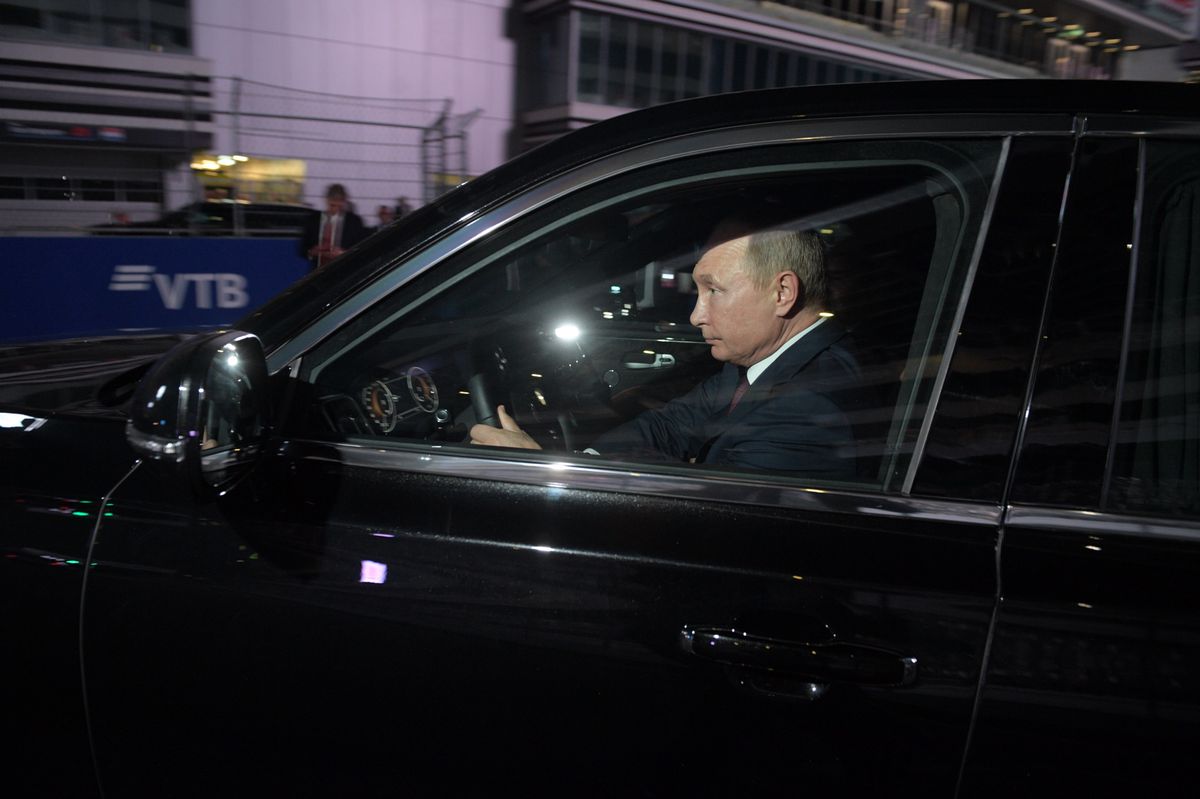 Putin am Steuer eines Aurus’.
