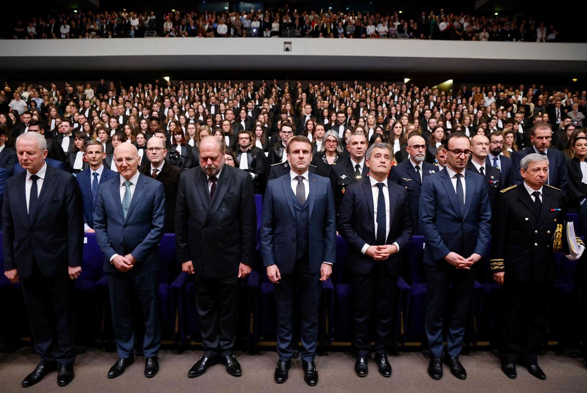 Der französische Staatspräsident Emmanuel Macron umgeben von seinen wichtigsten Ministern während einer Schweigeminute zum Gedenken an den verstorbenen Robert Badinter am 9. Februar 2024 in Bordeaux.