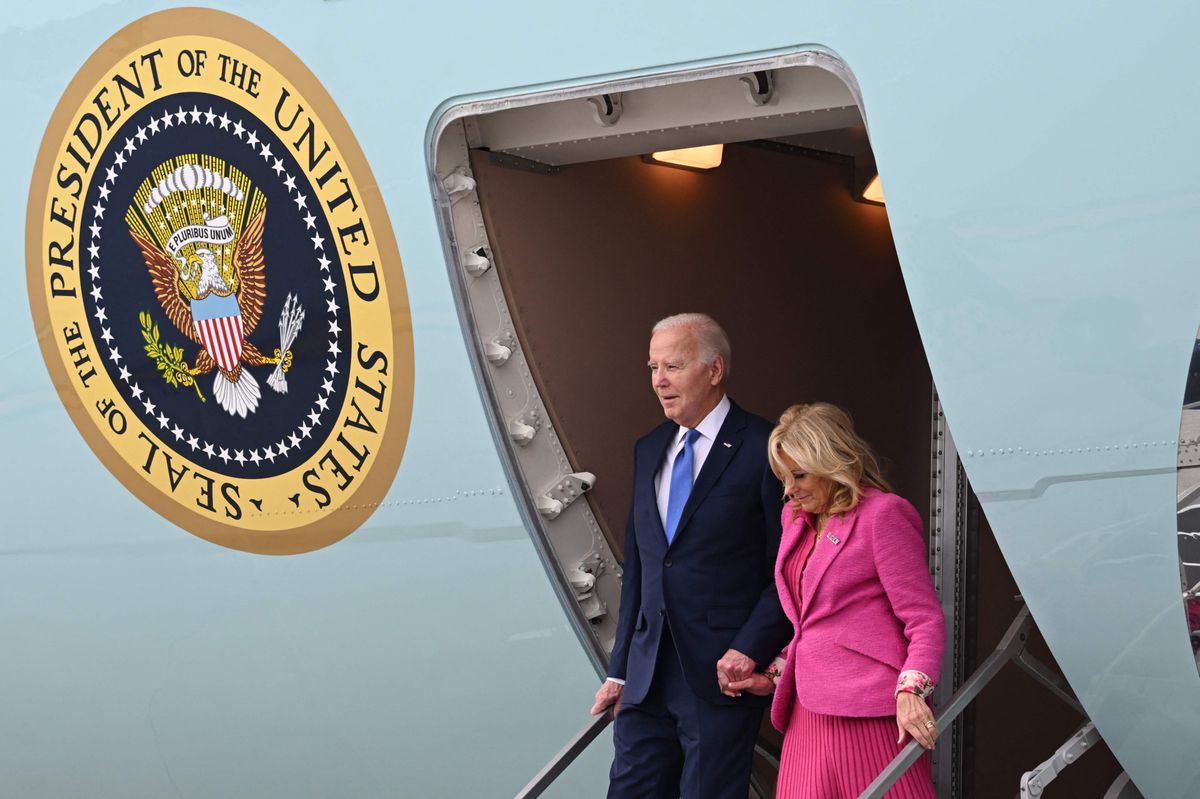 Joe Biden gibt sich nach seinem Sieg in South Carolina selbstbewusst: Er und seine First Lady, Jill Biden, verlassen die Air Force One in Los Angeles.