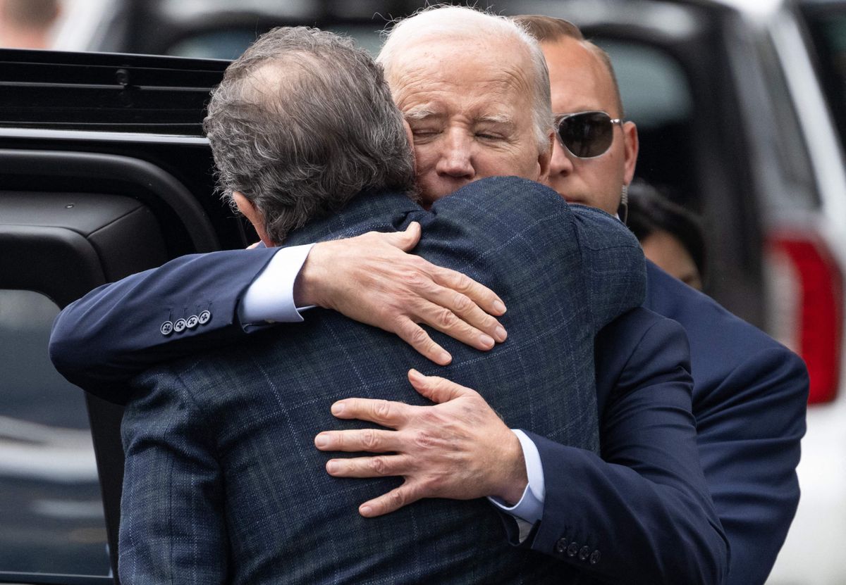 Joe Biden umarmt seinen Sohn Hunter.