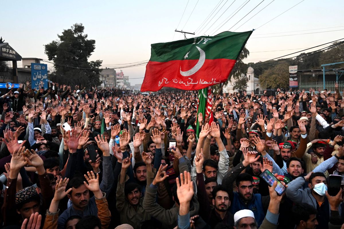 Anhänger von Ex-Premier Imran Khan im pakistanischen Peshawar.