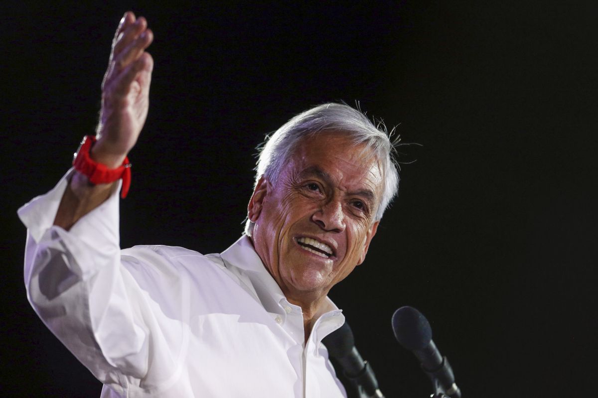 Als Chile zu Beginn der 90er-Jahre  einen Boom erlebte, weitete Sebastián Piñera seine Geschäfte aus und machte mit einem Fernsehsender, einem Fussballclub und einer Fluglinie ein Vermögen: Der spätere Politiker 2017 im Wahlkampf für seine zweite Amtszeit als Präsident.