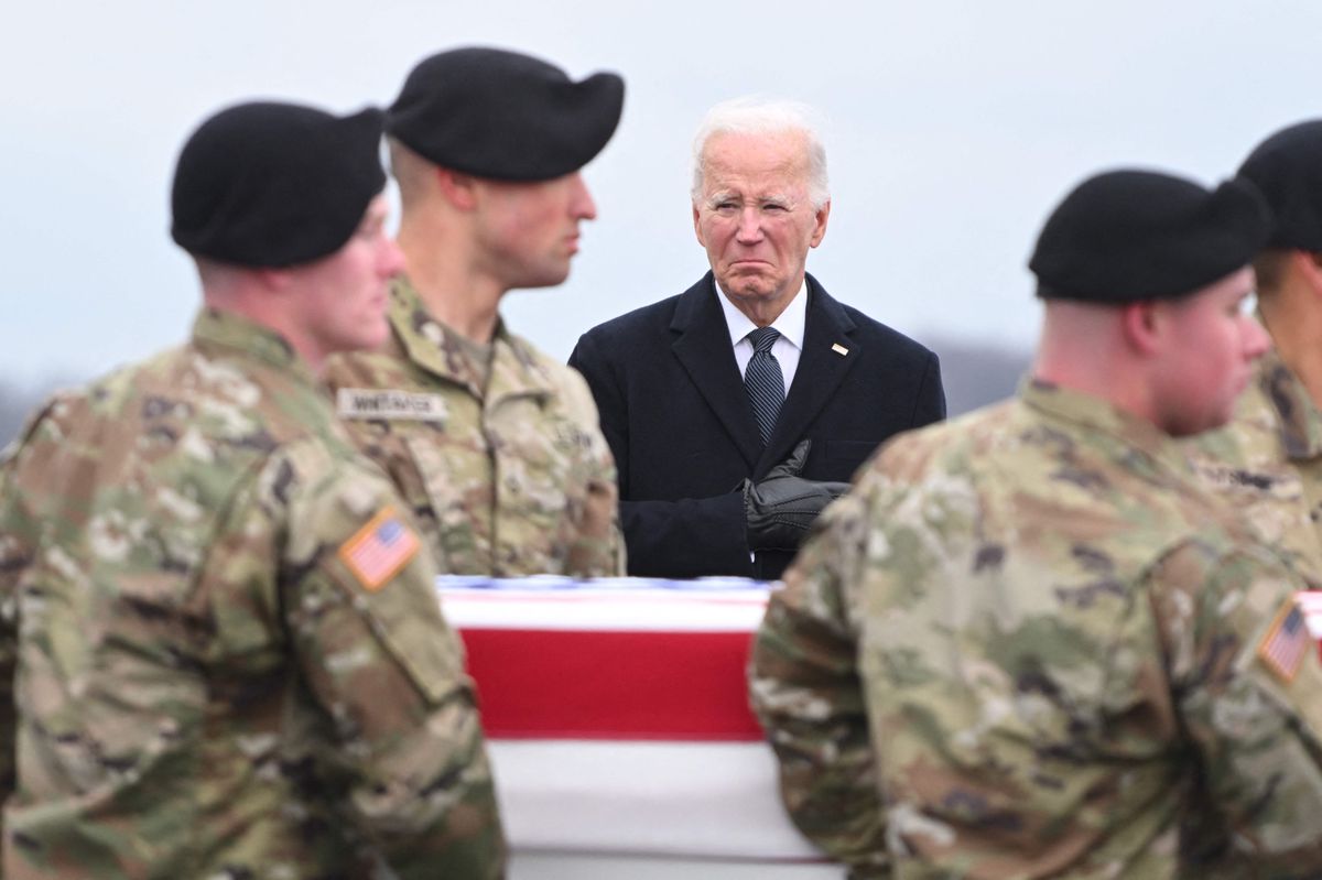 Nun lässt er zurückschlagen: US-Präsident Joe Biden vor den Särgen dreier Soldaten, die bei einem Angriff in Syrien getötet wurden.  