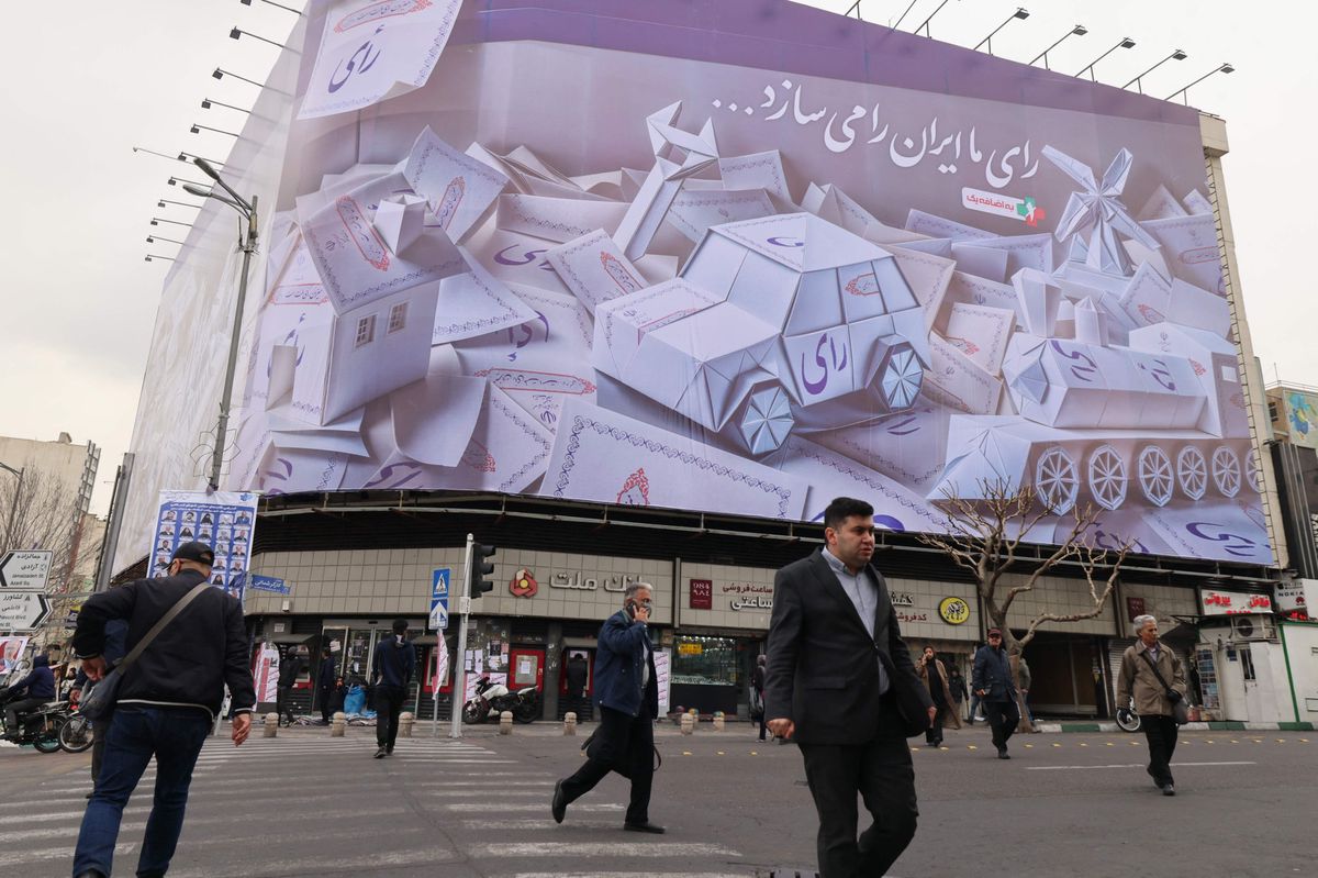 Nur ein Schein von Demokratie: Ein gigantisches Wahlplakat in der iranischen Hauptstadt Teheran. 