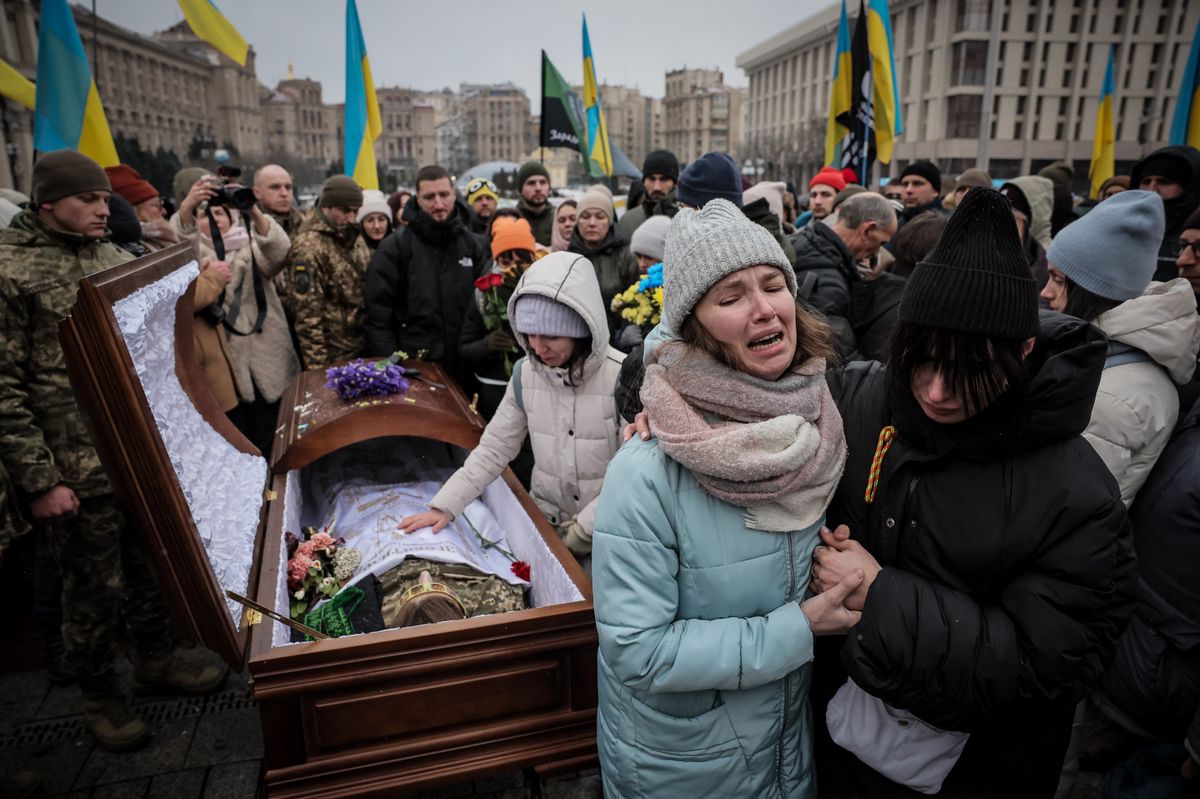 Trauriger Alltag in der Ukraine: Angehörige weinen um einen gefallenen Soldaten, Kiew.