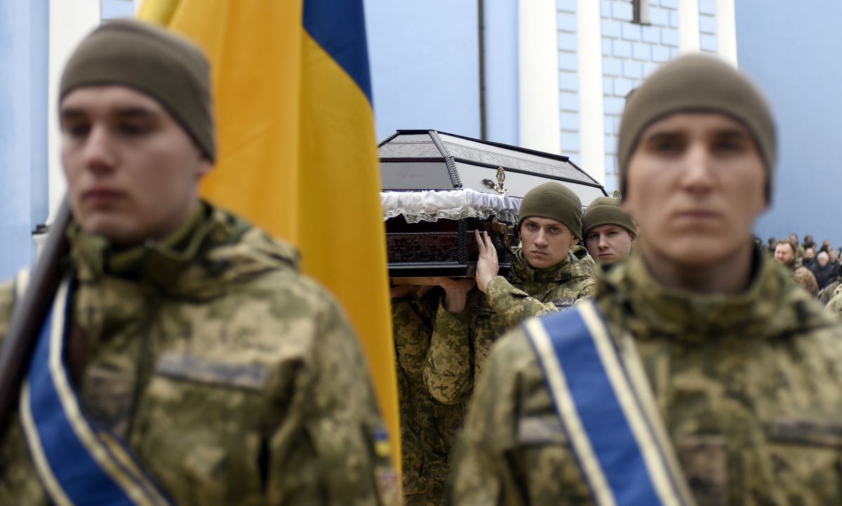 Soldaten tragen den Sarg der Sanitäterin Diana Wagner während der Gedenkfeier im St. Michaels-Kloster in Kiew, im Februar 2024. 
