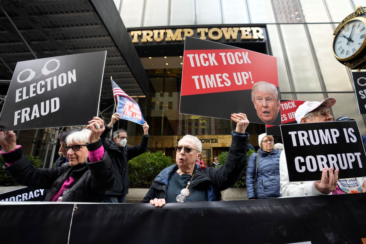 Immer wieder versammeln sich vor dem Trump Tower in New York Demonstranten, wie hier am 31. März 2023.
