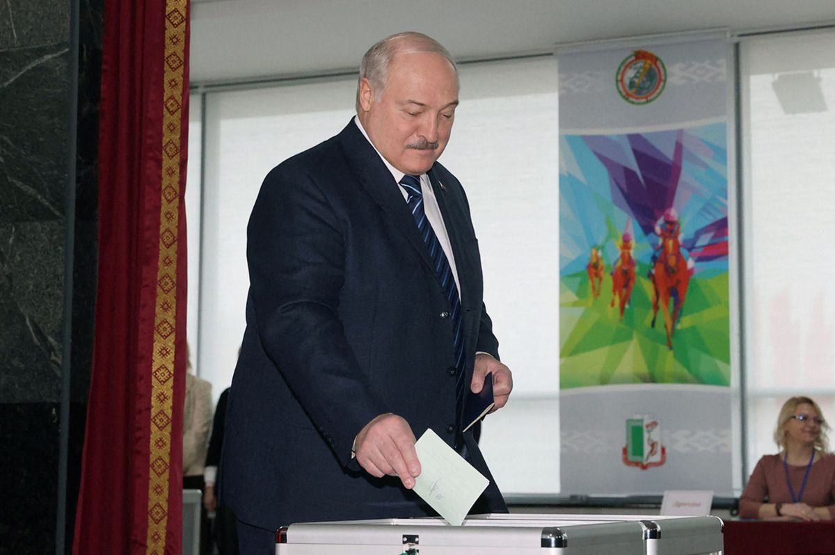 Der Schein zählt: Alexander Lukaschenko, Machthaber von Belarus, bei der Stimmabgabe am Wochenende.