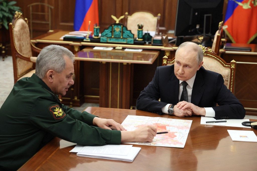 Der russische Verteidigungsminister Sergei Schoigu am Dienstag bei Präsident Wladimir Putin im Kreml.