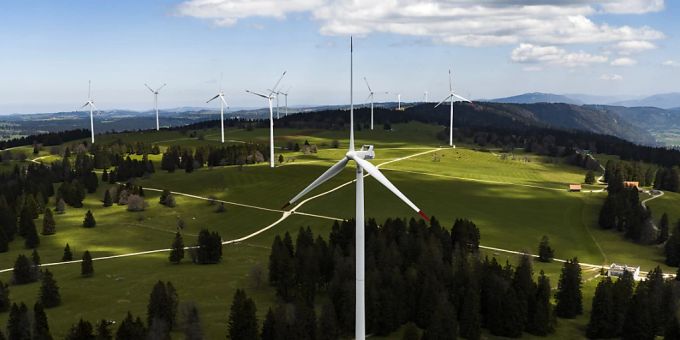 Die Schweiz soll beim Ausbau der Windkraft vorwärtsmachen. Das Parlament will Bewilligungsverfahren für Windparks beschleunigen. (Themenbild)