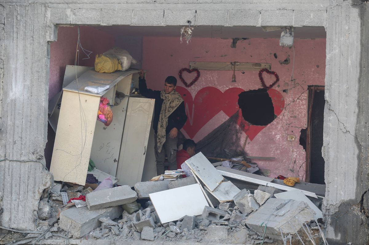 Ein Mann inmitten der Zerstörung von Rafah: «Die Luftangriffe waren massiv», berichtet ein Journalist nach den Angriffen vom 12. Februar.