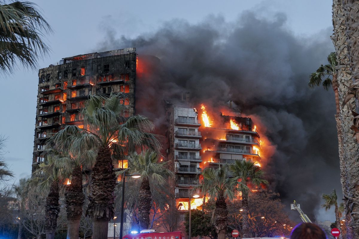 Das Gebäude stand komplett in Flammen.