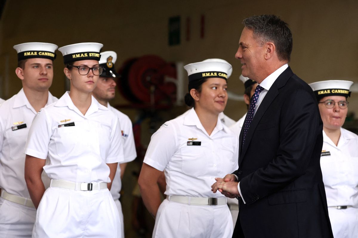 Zeitenwende in Australien: Verteidigungsminister Richard Marles (rechts) und Angehörige der Royal Australian Navy.