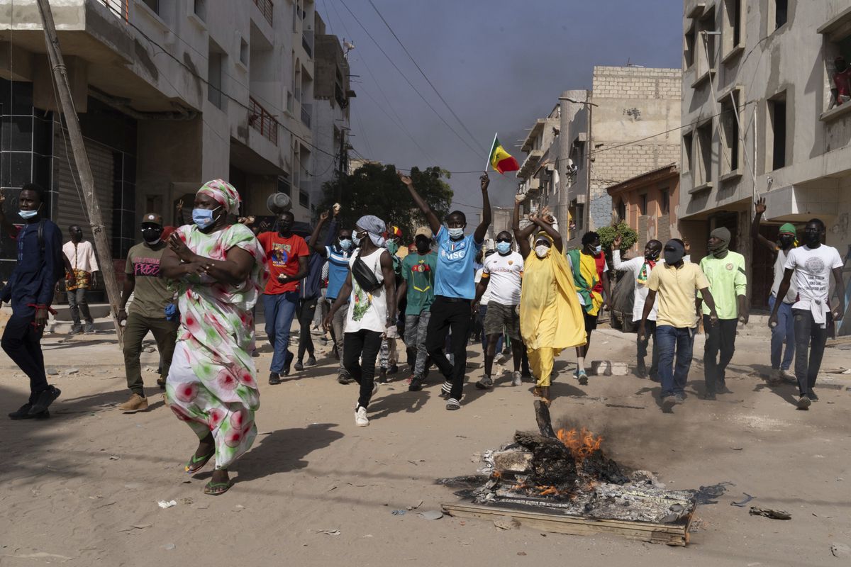 Senegalesinnen und Senegalesen kämpfen um die Demokratie: Protest gegen die Entscheidung des Präsidenten, die Wahl zu verschieben (Dakar, 9. Februar). 