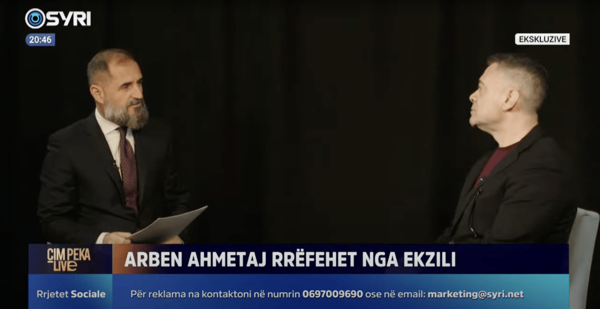 Korruption, Machtmissbrauch, Drohungen, zerbrochene Freundschaften: Der frühere albanische Finanzminister Arben Ahmetaj (rechts) während des Interviews mit einem Journalisten aus Tirana.