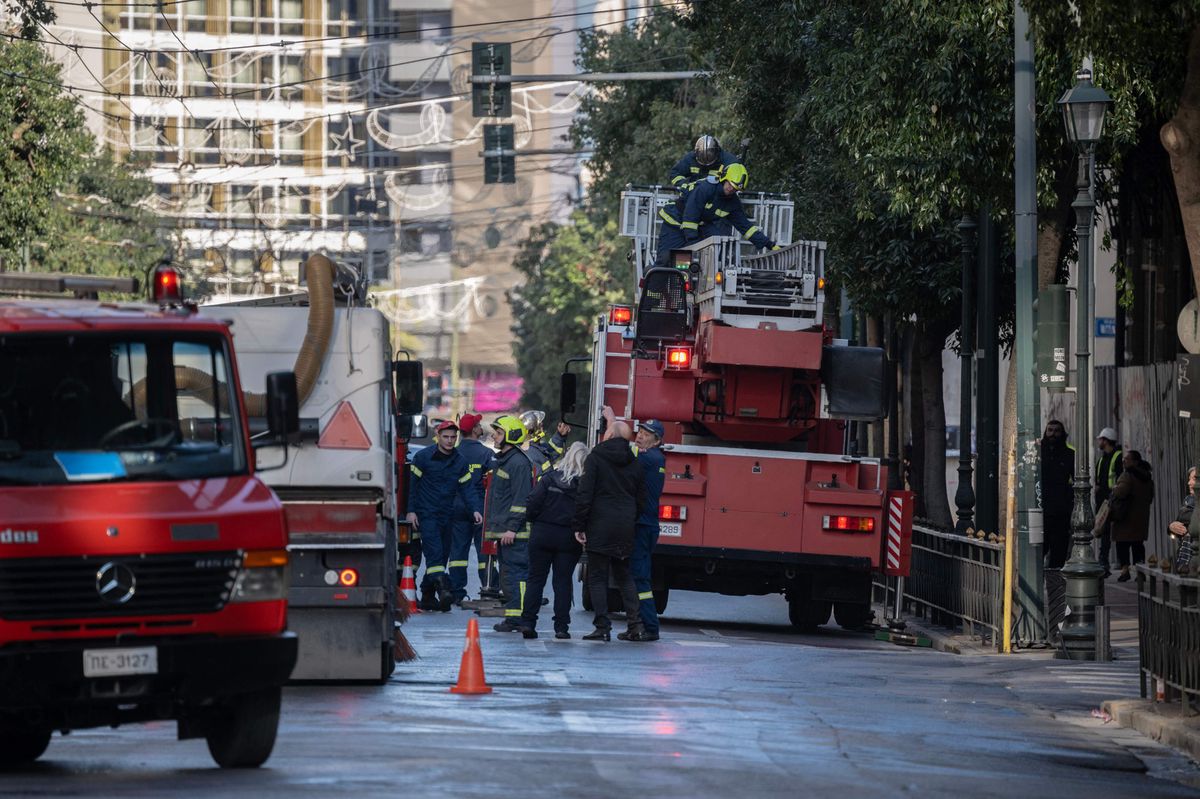 Feuerwehr vor dem Gebäude in der Athener Innenstadt.