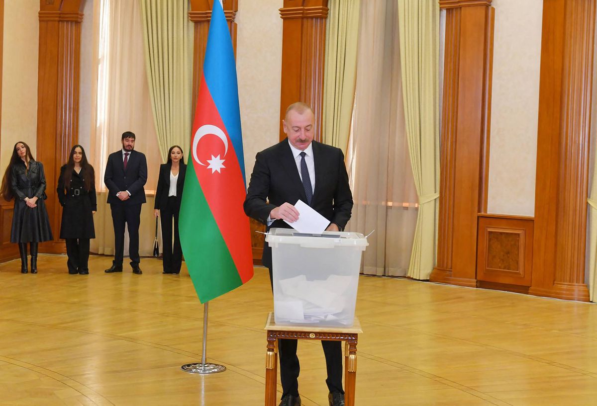 An einem symbolträchtigen Ort: Der aserbaidschanische Präsident Ilham Alijew bei der Stimmabgabe in Khankendi.