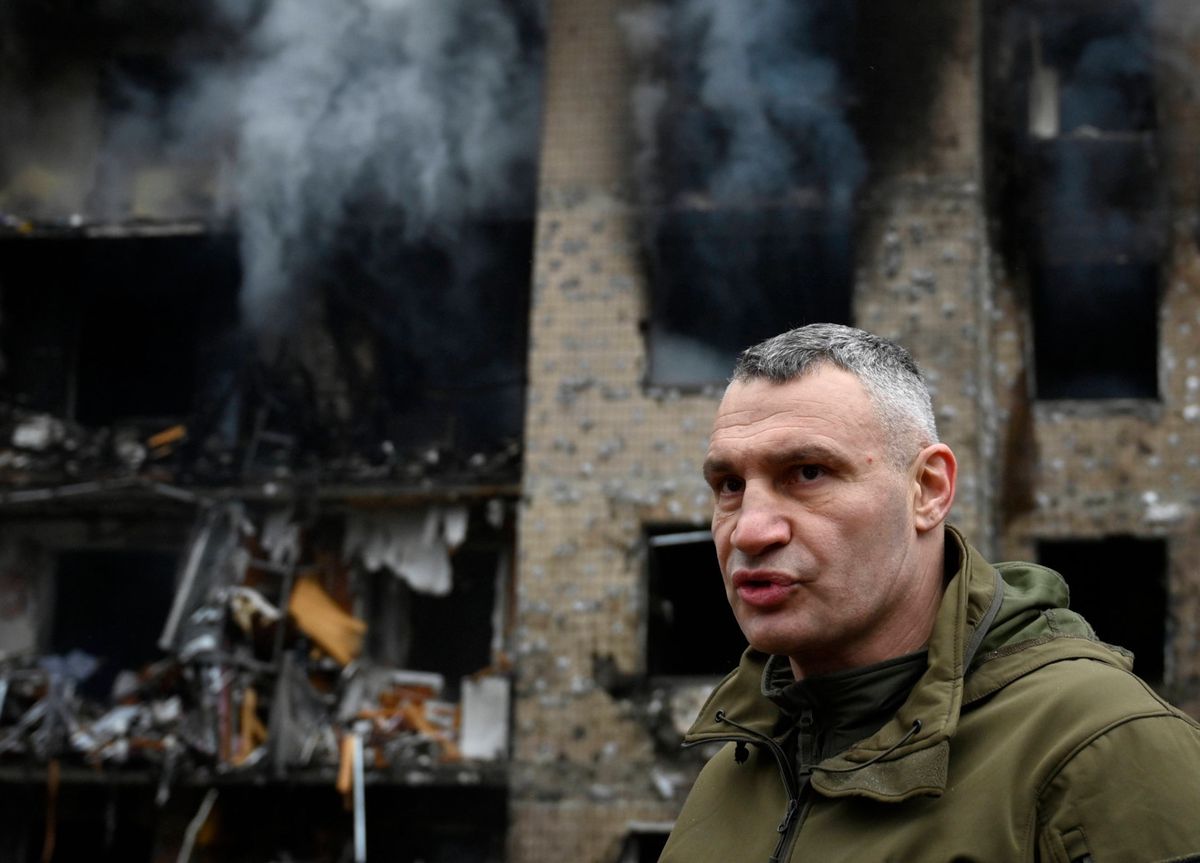 «Manchmal gibt es Luftalarm – und gleichzeitig Explosionen»: Witali Klitschko, Bürgermeister der ukrainischen Hauptstadt Kiew, hier im Januar vor einem getroffenen Wohnhaus.